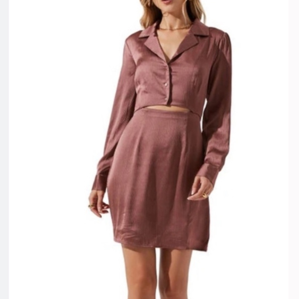 ASTR THE LABEL LONG SLEEVE CENTER CUTOUT SHIRT DRESS